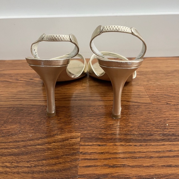 Stuart Weitzman Delovely Heels - gold - size 7.5 wide - Picture 4 of 10